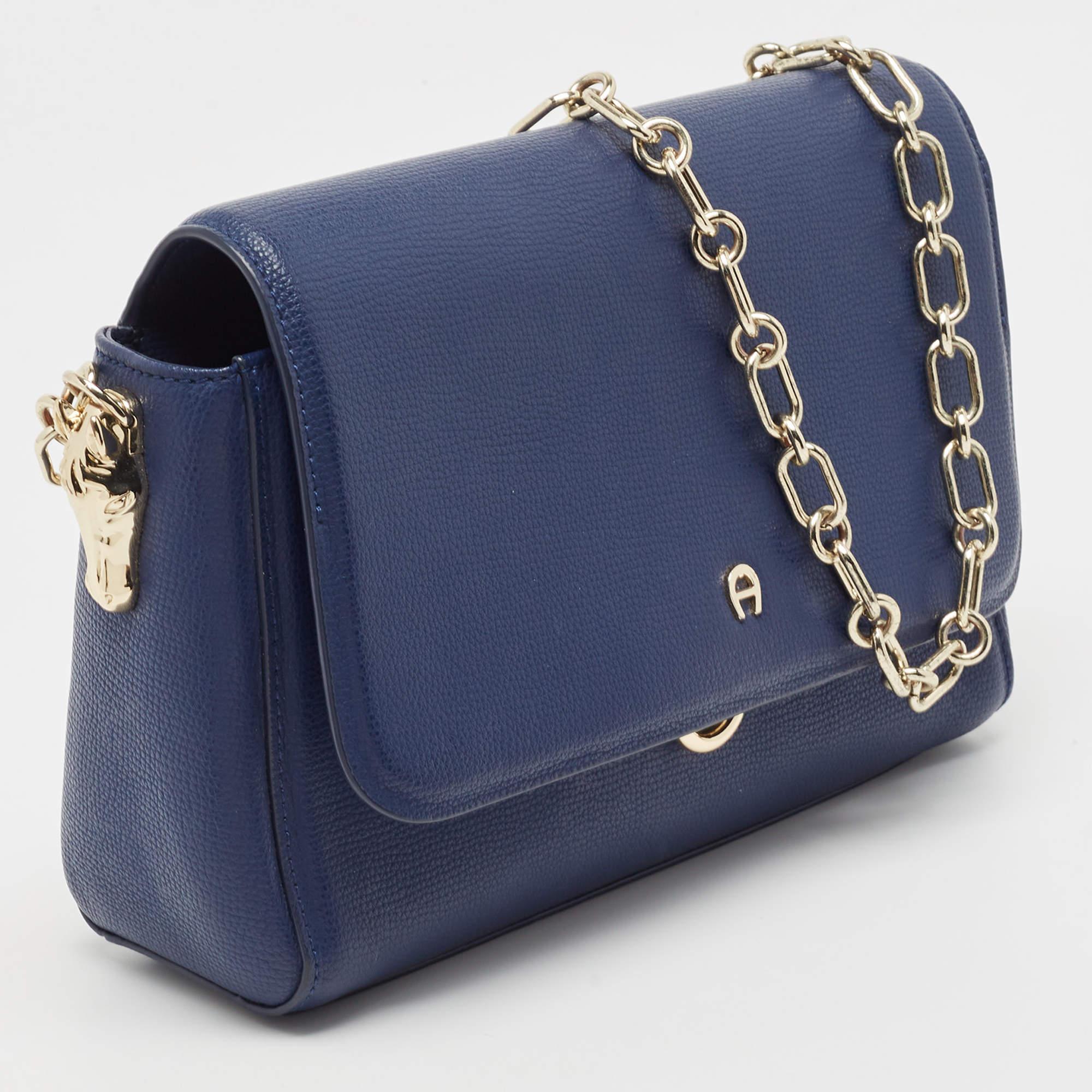 Aigner Navy Blue Leather Flap Chain Shoulder Bag In Good Condition For Sale In Dubai, Al Qouz 2