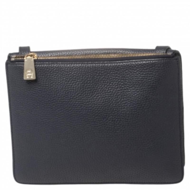 Aigner Navy Blue Leather Flap Crossbody Bag In Fair Condition For Sale In Dubai, Al Qouz 2