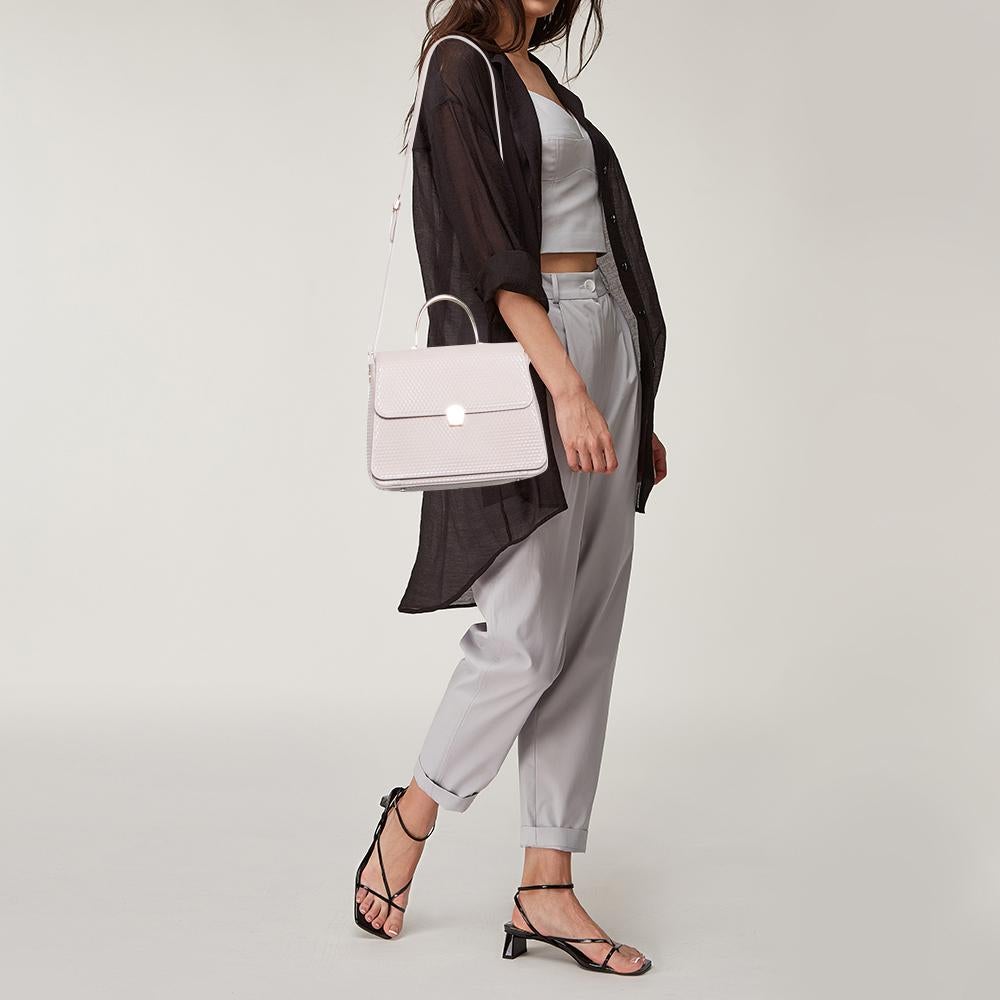 Ti piacerà sfoggiare questa favolosa borsa Genoveva di Aigner. È realizzata in pelle goffrata e presenta un manico singolo in metallo dorato e una tracolla. È dotato di un interno foderato in tessuto per contenere tutti i tuoi oggetti quotidiani con