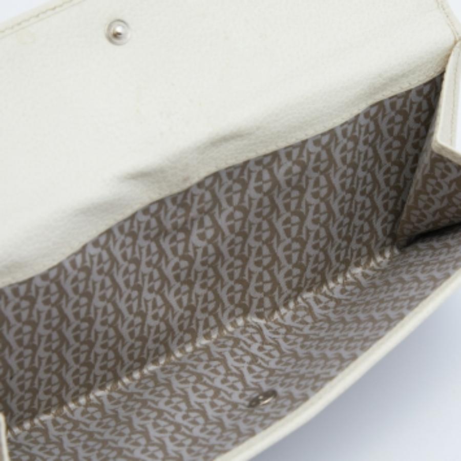 Compacta y elegante, esta cartera se convertirá en su compañera favorita para llevar. Diseñado con materiales de calidad, su interior está dividido en diferentes compartimentos para guardar perfectamente sus tarjetas y dinero en efectivo.