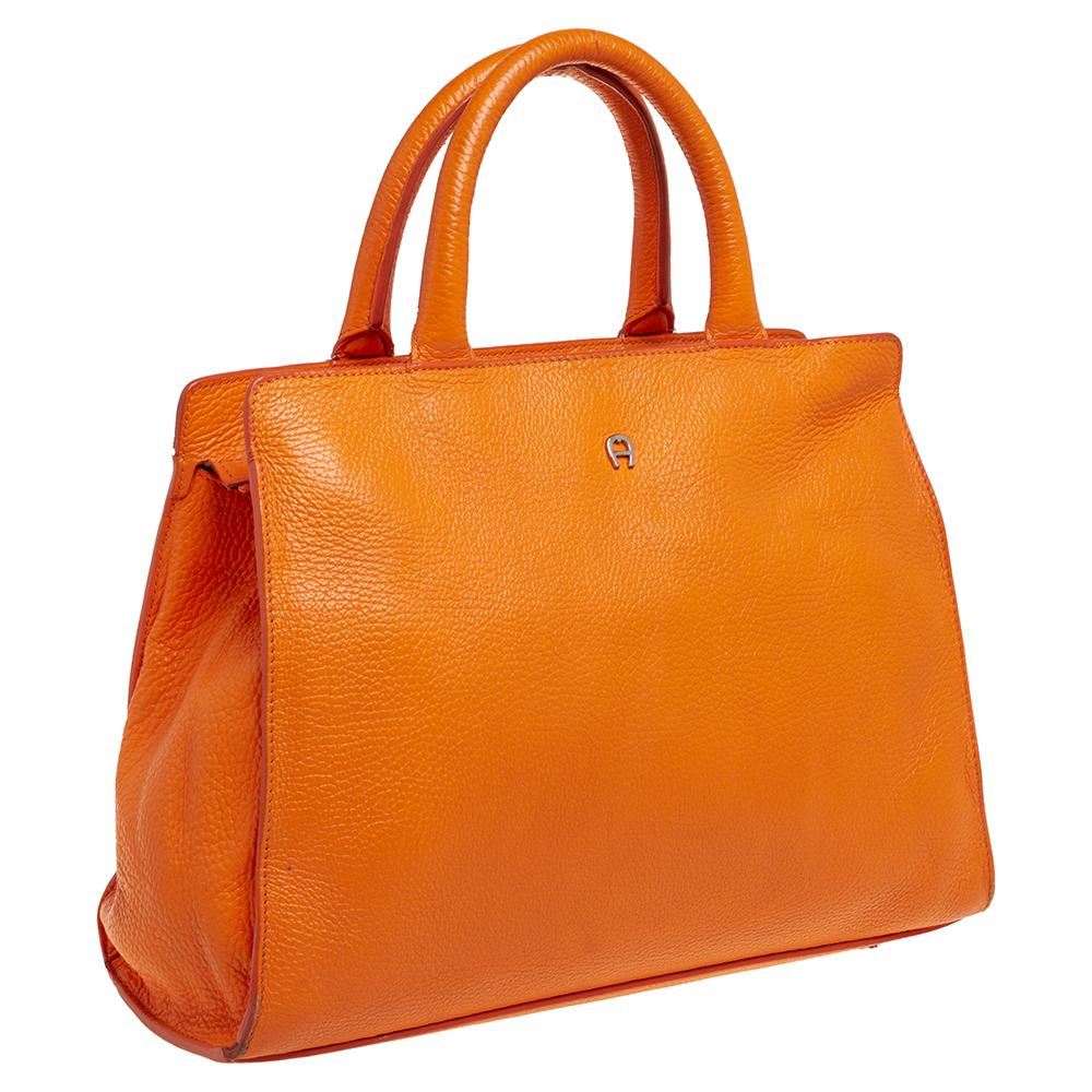 Aigner Orangefarbene Cybill-Tasche aus genarbtem Leder Damen im Angebot