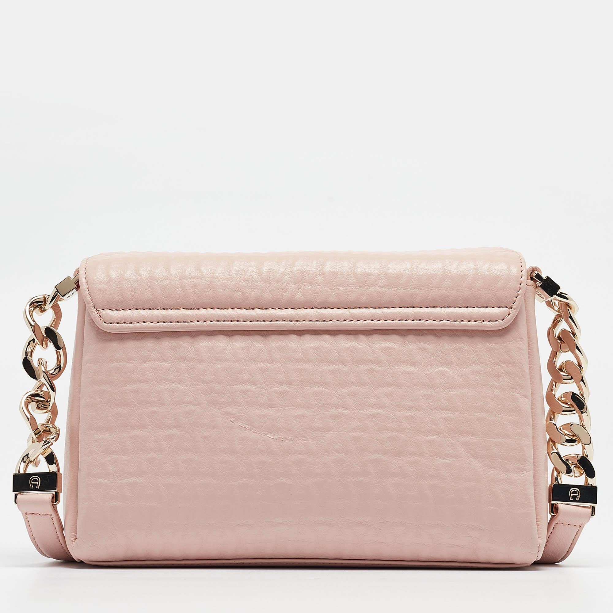 Bolso cruzado con solapa de piel rosa Aigner en Nuevo Estado en Dubai, Al Qouz 2