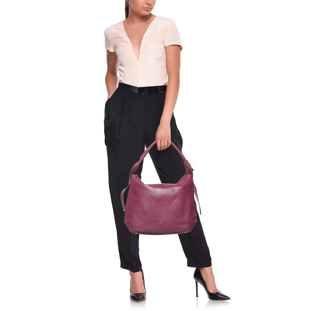 Stylish handbags never fail to make a fashionable impression. Make this designer hobo yours by pairing it with your sophisticated workwear as well as chic casual looks.