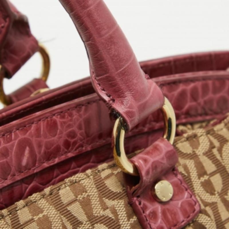 Wenn Sie auf der Suche nach etwas sind, das Schick und Luxus widerspiegelt, dann ist diese Tasche die perfekte Wahl. Die aus hochwertigen Materialien gefertigte Tasche lässt sich bequem transportieren, und ihr Innenraum ist geräumig genug, um Ihre