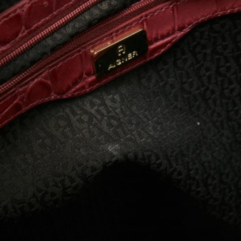 Aigner Pinnk Signature Umhängetasche aus Segeltuch und Leder mit Krokoprägung und Logoschnalle im Zustand „Relativ gut“ im Angebot in Dubai, Al Qouz 2