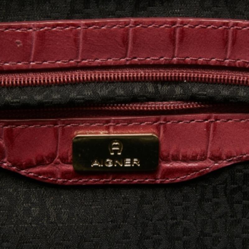 Aigner Pinnk Signature Umhängetasche aus Segeltuch und Leder mit Krokoprägung und Logoschnalle Damen im Angebot