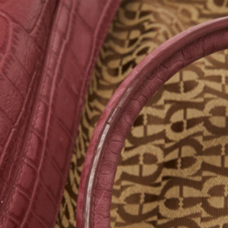 Aigner Pinnk Signature Umhängetasche aus Segeltuch und Leder mit Krokoprägung und Logoschnalle im Angebot 2