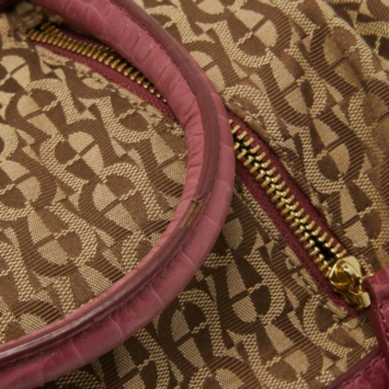 Aigner Pinnk Signature Umhängetasche aus Segeltuch und Leder mit Krokoprägung und Logoschnalle im Angebot 3