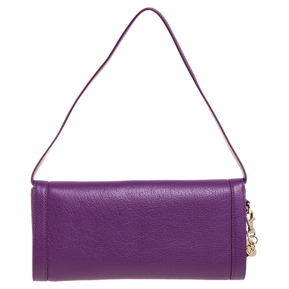 Designed to look nothing but flawless, this Cavallina bag from Aigner is a dream you can add to your collection! Fabulous in purple, it comes crafted from leather. It flaunts a Horsebit-detailed strap at the front flap that opens to a fabric-lined