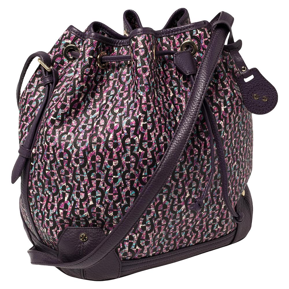 Umhängetasche aus beschichtetem Segeltuch und Leder mit Kordelzug in Violett von Aigner Signature im Zustand „Gut“ in Dubai, Al Qouz 2