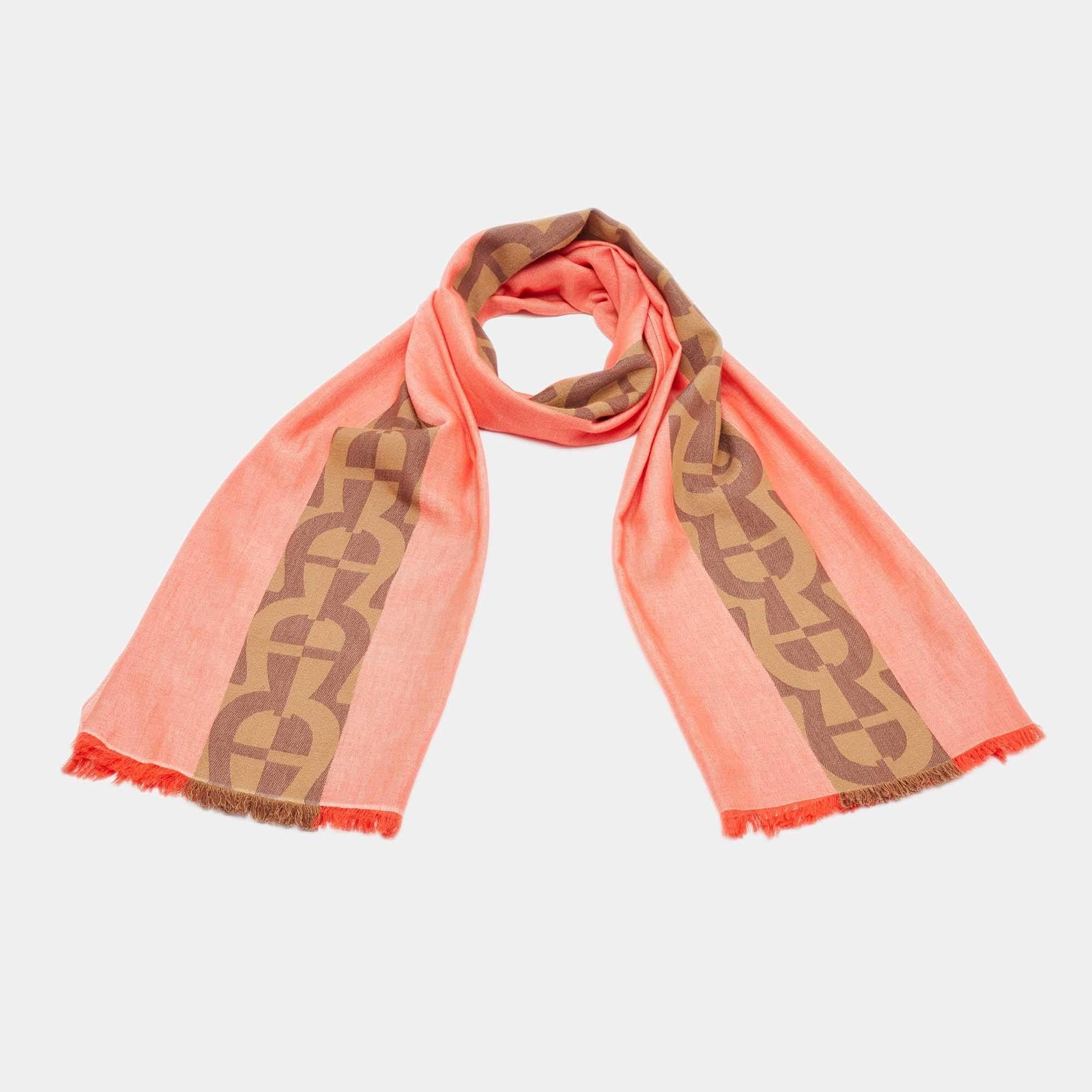 Classe e stile sono alcune delle parole che ci vengono in mente quando diamo un'occhiata alla stola. Il marchio ti propone questa creazione versatile realizzata con materiali di lusso che potrai abbinare a molti outfit.