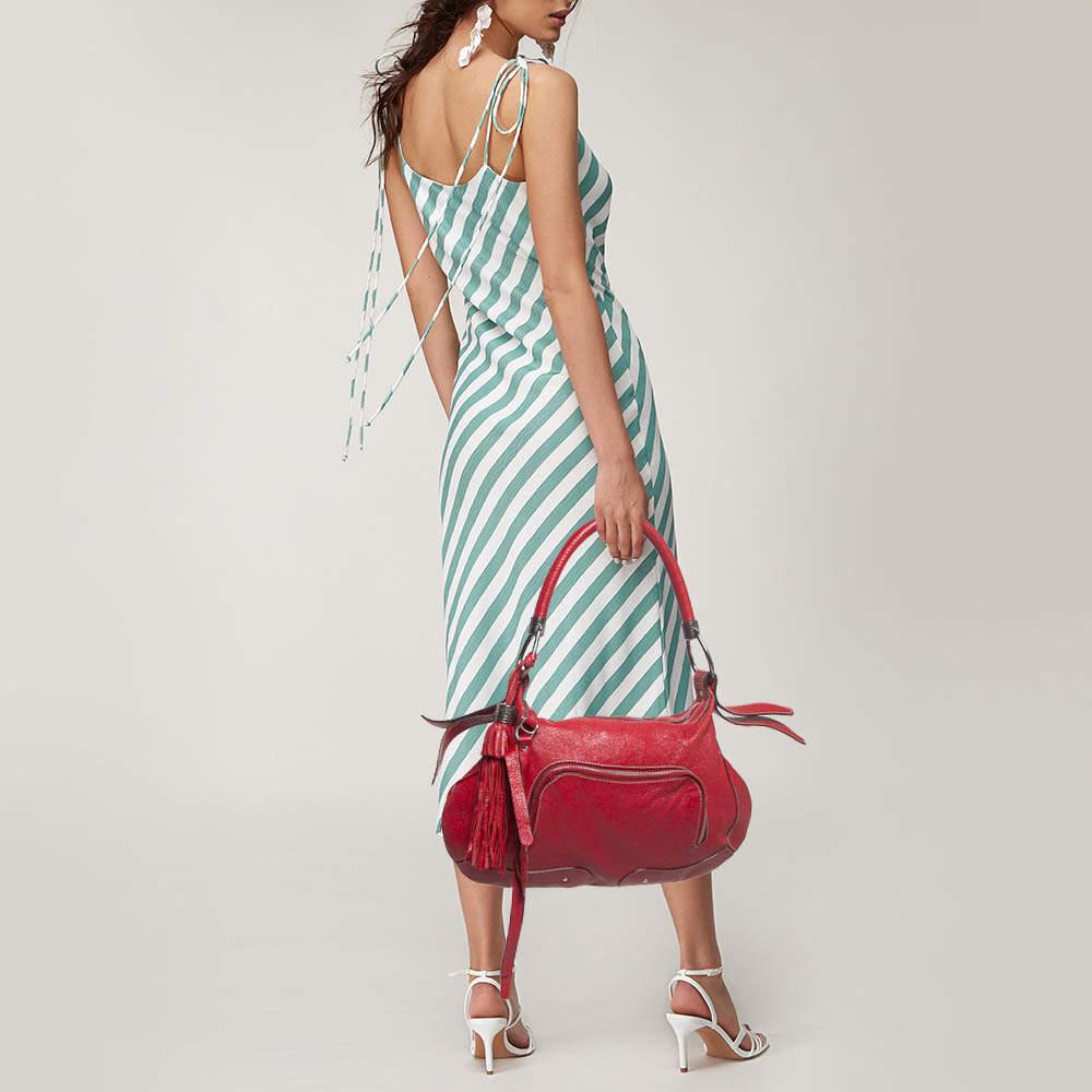 Stylish handbags never fail to make a fashionable impression. Make this designer hobo yours by pairing it with your sophisticated workwear as well as chic casual looks.