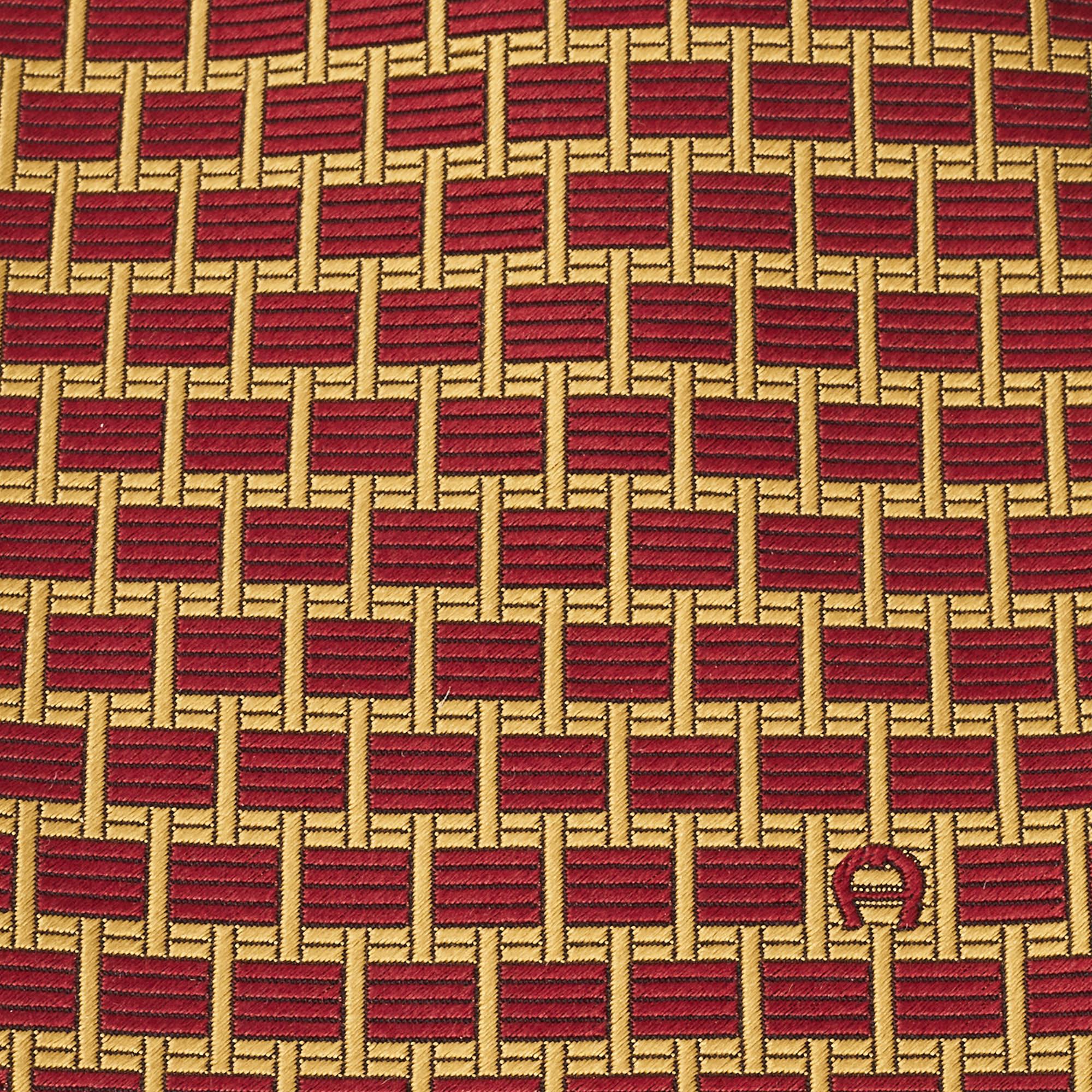 Cette cravate est un accessoire formel parfait qui présente un attrait pointu et moderne. Confectionné dans des matières luxueuses, il présente des motifs complexes et l'étiquette de la marque est soigneusement cousue au dos. Il ne manquera pas