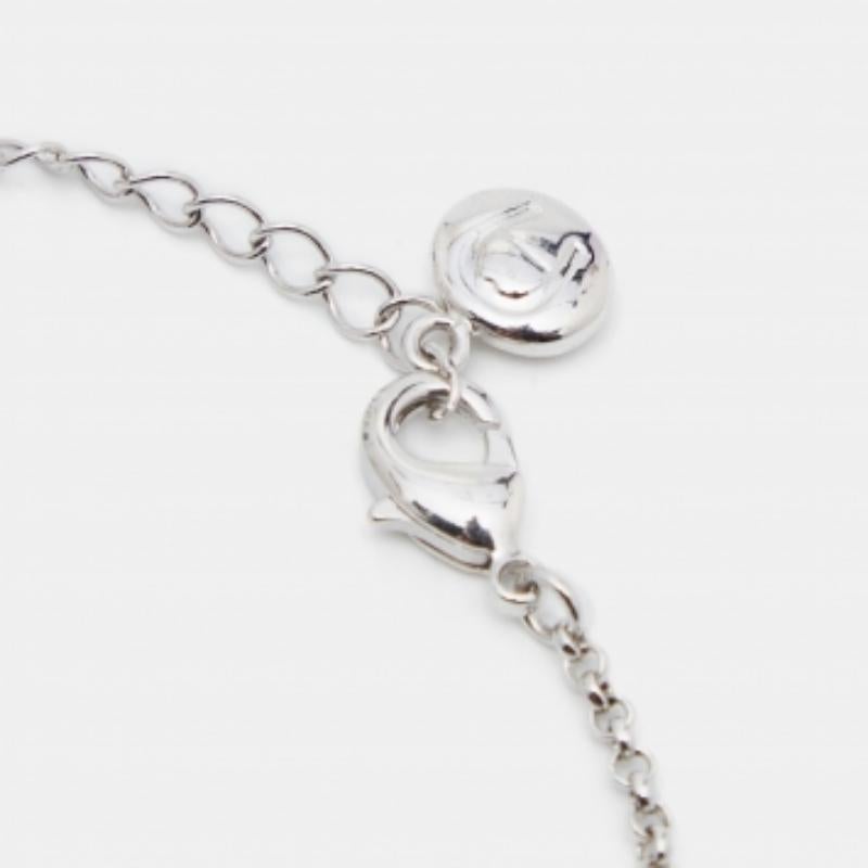 This beautiful necklace from Aigner is effortlessly chic and also subtly glamorous for both day and night time use. A silver-tone pendant adorns this chain necklace which is further enhanced with crystals studded on the logo-designed pattern for a
