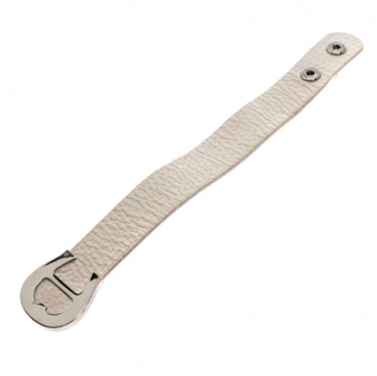 Designed to wrap around your wrist, this Aigner bracelet comes crafted from leather and features a wide strap. Detailed with the logo and complete with snap fastenings, this piece deserves a place in your accessory collection.
