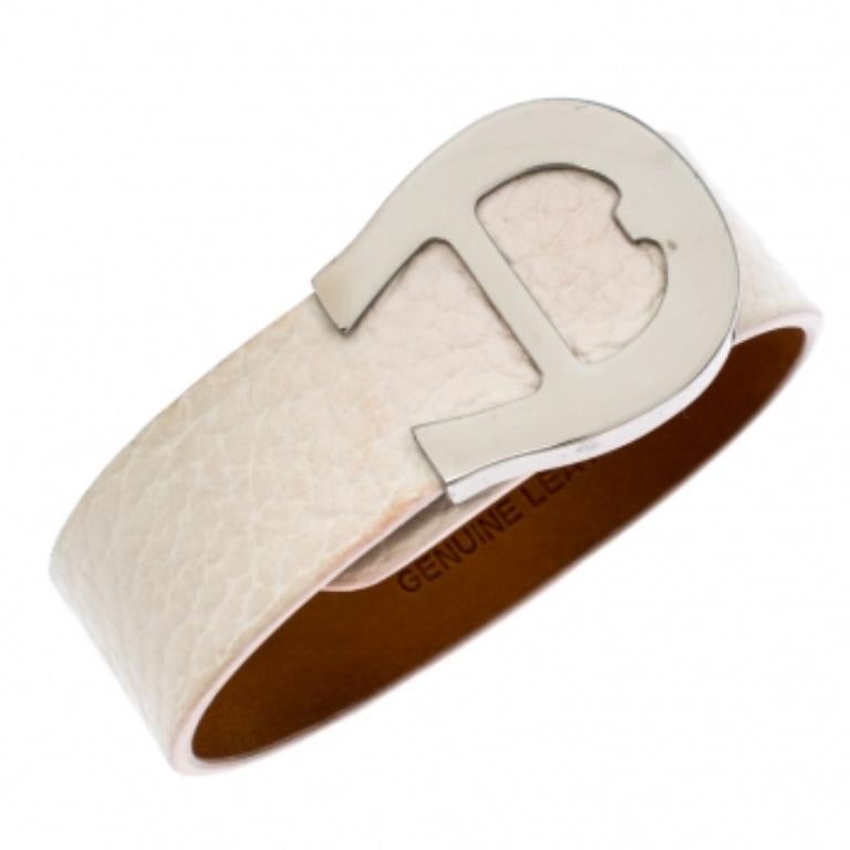 Aigner Silver Tone White Leather Cybill Wide Bracelet État moyen - En vente à Dubai, Al Qouz 2