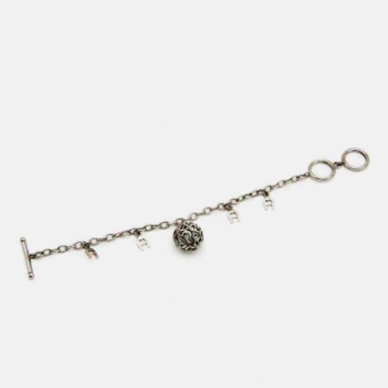 Questo braccialetto Aigner, che offre un mix perfetto di stile elegante e lusso, attirerà sicuramente l'attenzione ogni volta che lo indosserai. Realizzato in metallo placcato argento, il pezzo reca un charm a forma di logo del marchio arricchito da