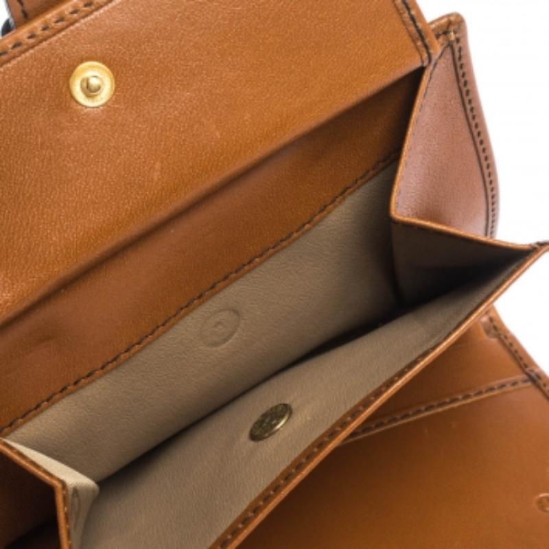 Portafoglio compatto in pelle Tan di Aigner In condizioni buone in vendita a Dubai, Al Qouz 2