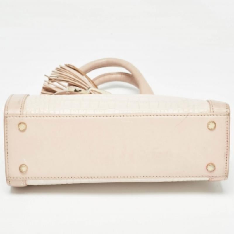 Questa seducente tote bag da donna è stata progettata per assistervi in ogni giornata. Comoda da trasportare e dal design alla moda, la tote è tagliata con maestria e cucita in una forma perfetta. È ben equipaggiato per essere un accessorio
