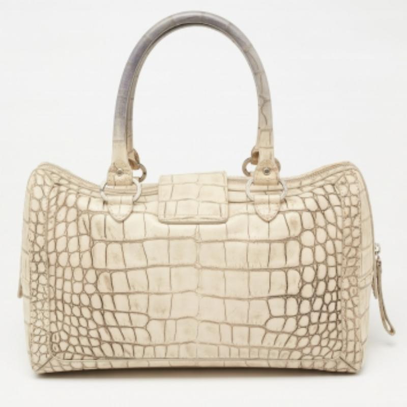 Esta cartera de Aigner está adornada con un bonito color que le añade versatilidad. Acentuado con bonitos detalles y herrajes pulidos, este bolso se adaptará sin esfuerzo a un sinfín de conjuntos.
