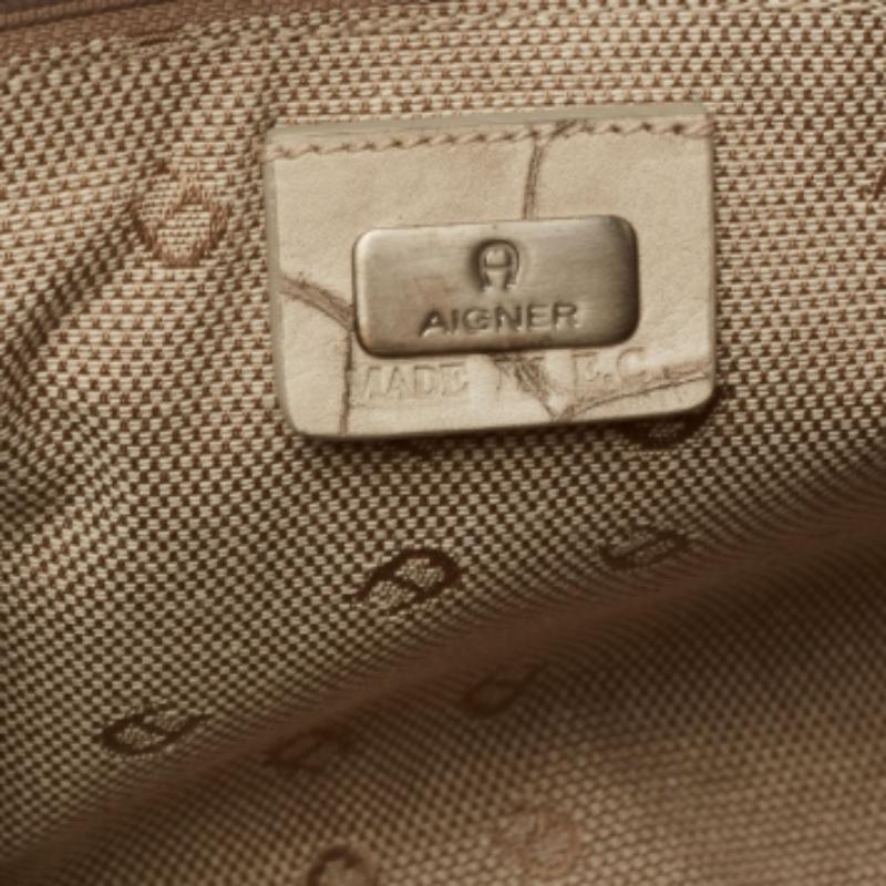 Cartera Aigner Vainilla/Negra Piel de Cocodrilo con Solapa en Bastante bueno estado para la venta en Dubai, Al Qouz 2