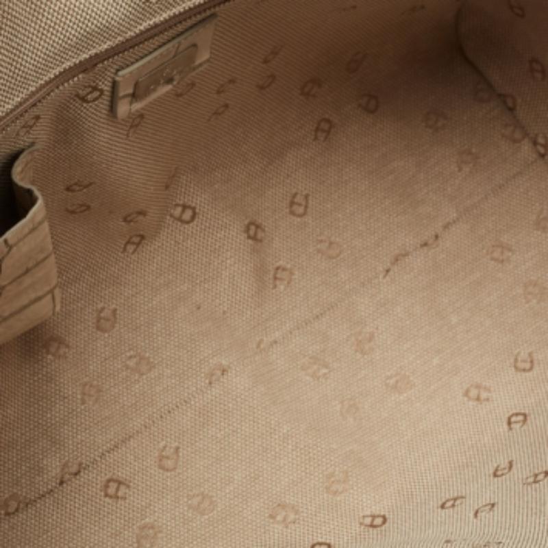 De las mujeres Cartera Aigner Vainilla/Negra Piel de Cocodrilo con Solapa en venta