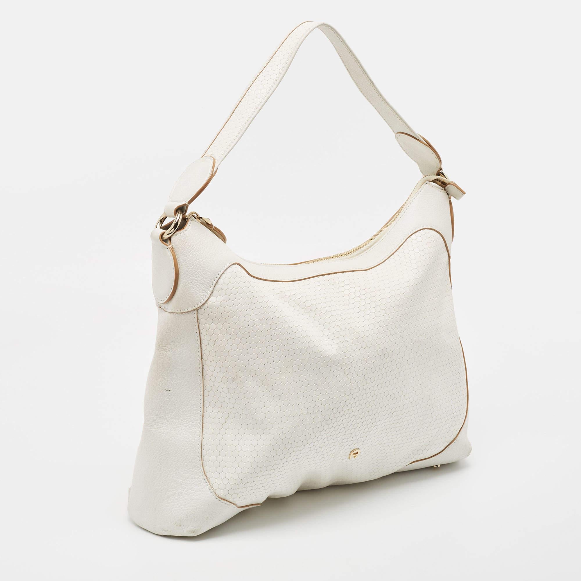 Aigner White Embossed Leather Zip Hobo In Good Condition For Sale In Dubai, Al Qouz 2
