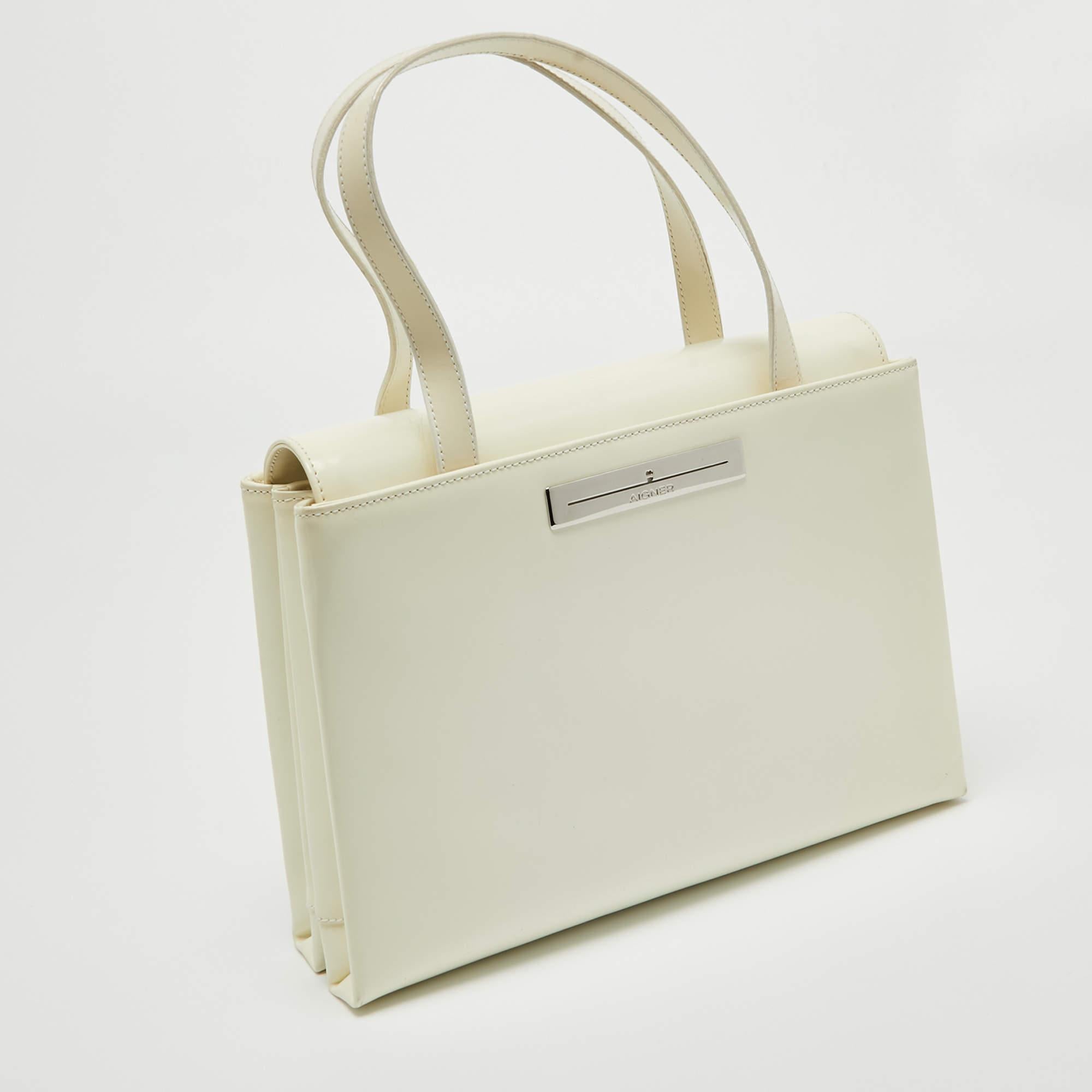 Aigner White Patent Leather Logo Flap Tote In Good Condition For Sale In Dubai, Al Qouz 2
