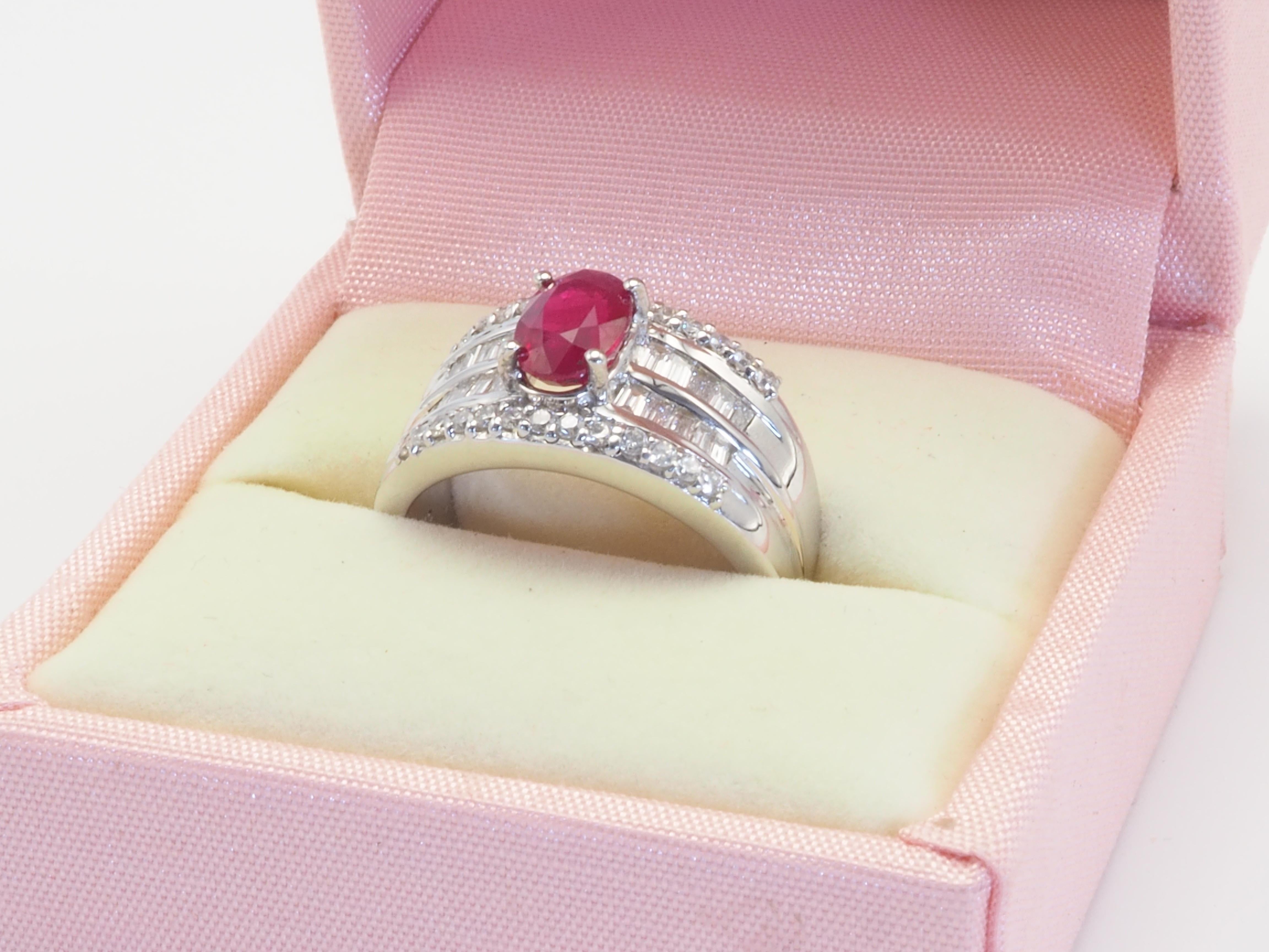 AIGS Anillo en racimo de oro blanco de 18 quilates con rubí oval de 1,26 ct y diamante de 0,74 ct en venta 5