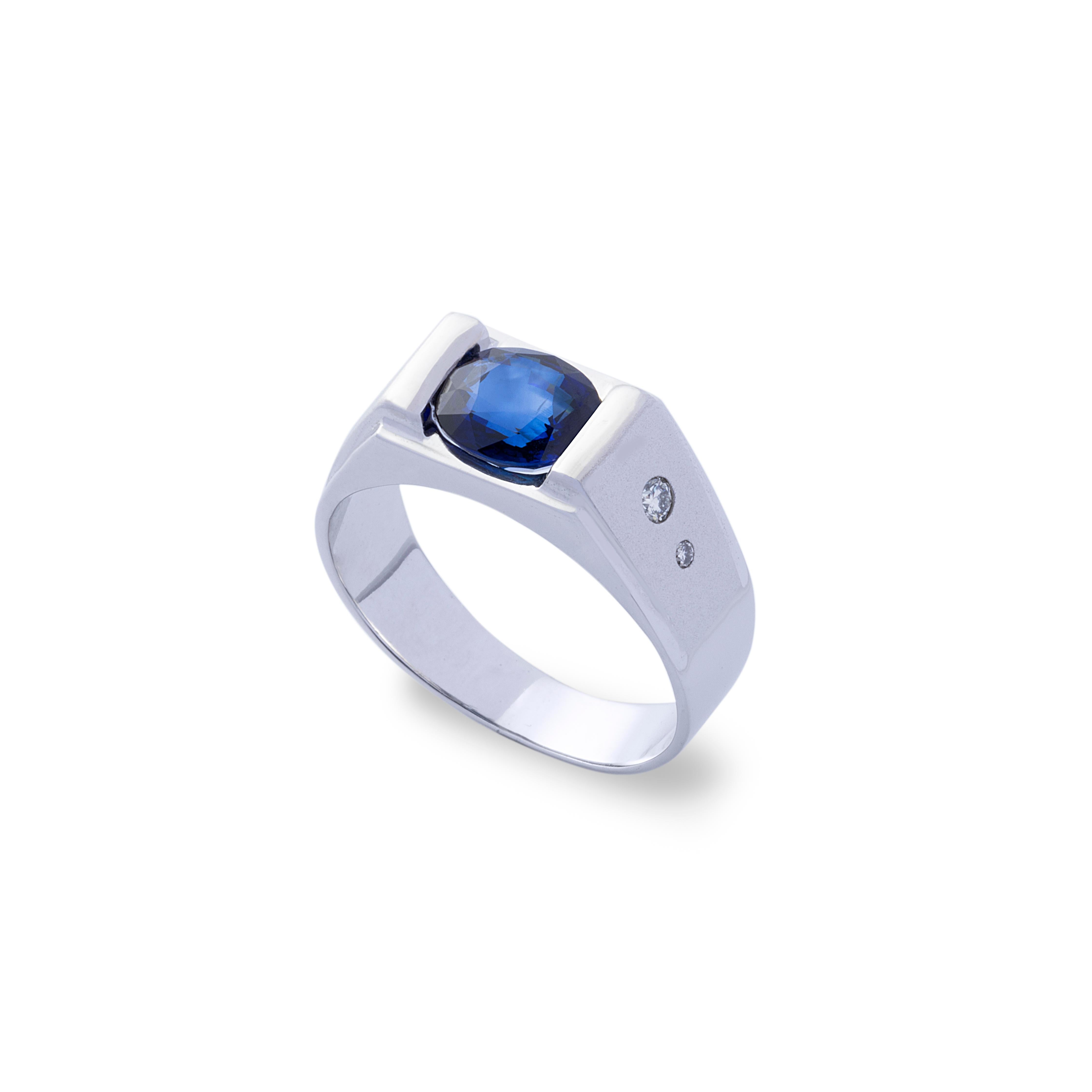 This beautiful men's ring boasts a very beautiful blue sapphire! There are 4 round brilliant diamonds with 2 bigger diamonds and 2 smaller diamond pair accenting the ring. On the accent of the ring where the diamonds are inlaid the gold texture is