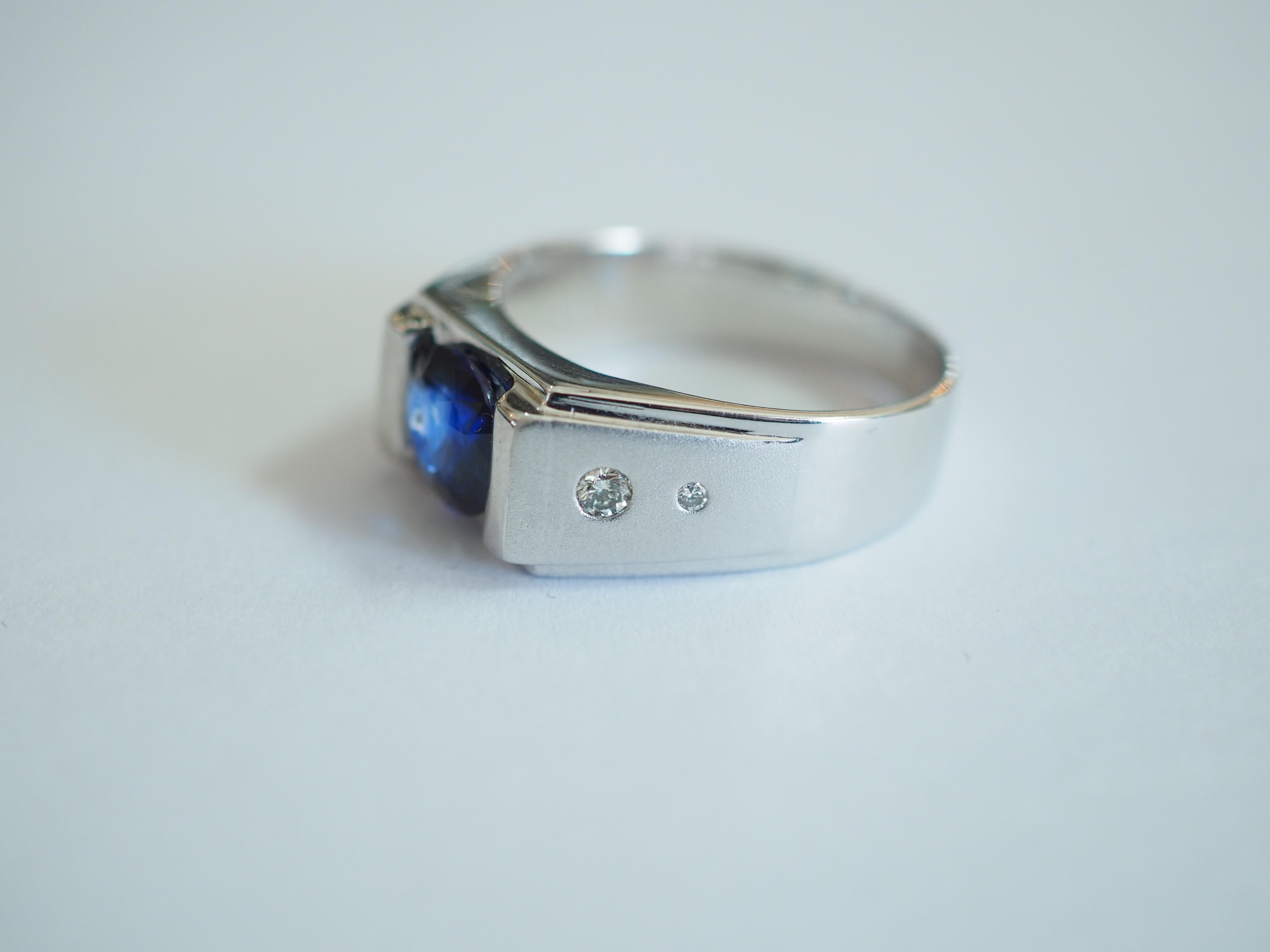 AIGS 18k White Gold 2.56ct Blue Sapphire & 0.20ct Diamond Men's Signet Ring In New Condition In เกาะสมุย, TH