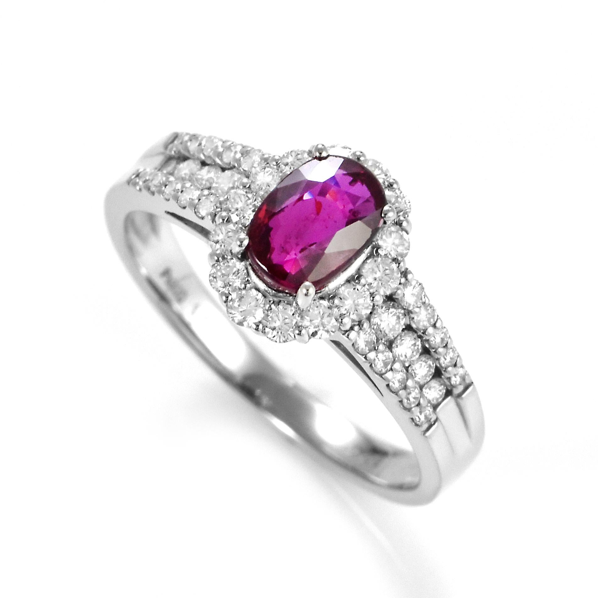 Magnifique bague en platine sertie d'un rubis sang de pigeon de 1,00 carat certifié AIGS et de diamants de 0,45 carat. Les rubis sont appelés 
