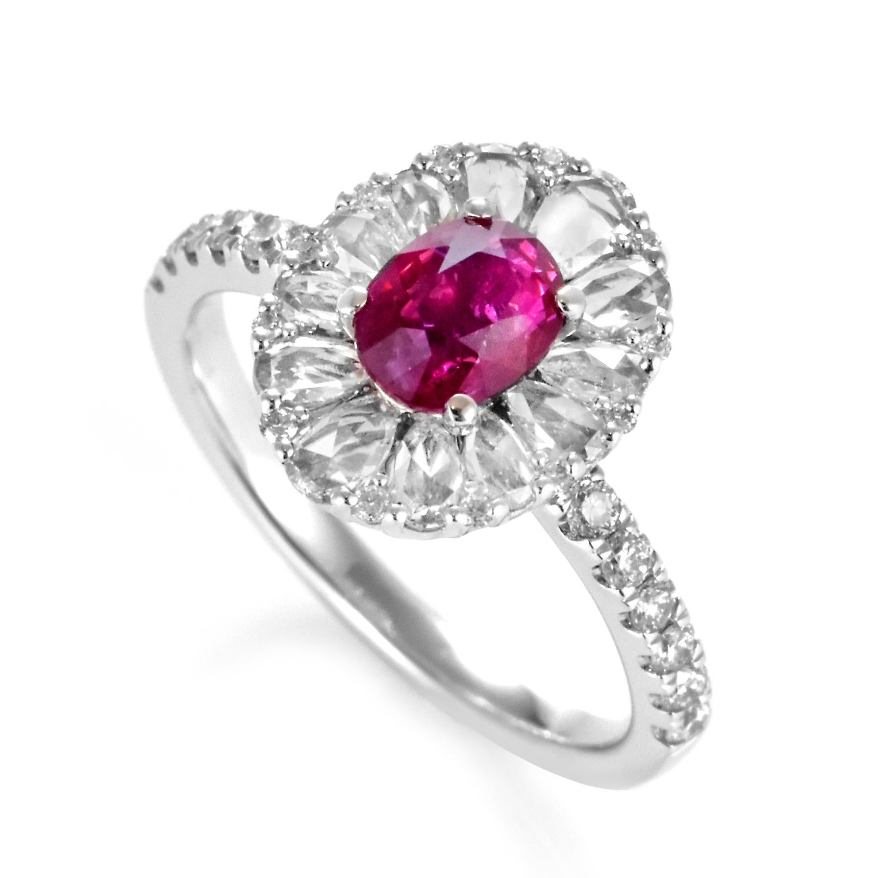 Ein wunderschöner Ring aus 18 Karat Weißgold mit einem natürlichen, unerhitzten Rubin von 1,03 Karat und Diamanten von 0,92 Karat. Rubine werden im Sanskrit als 