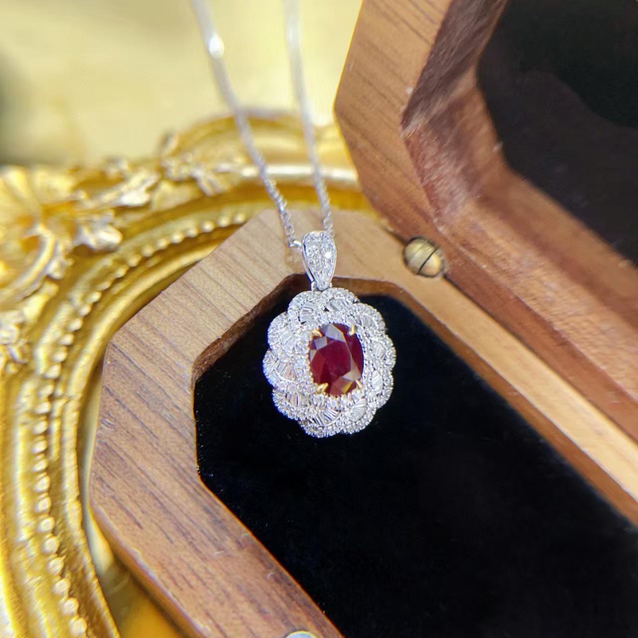 Moderno Collana di rubini di sangue di piccione non riscaldati da 1,03 carati con aureola a baguette in vendita