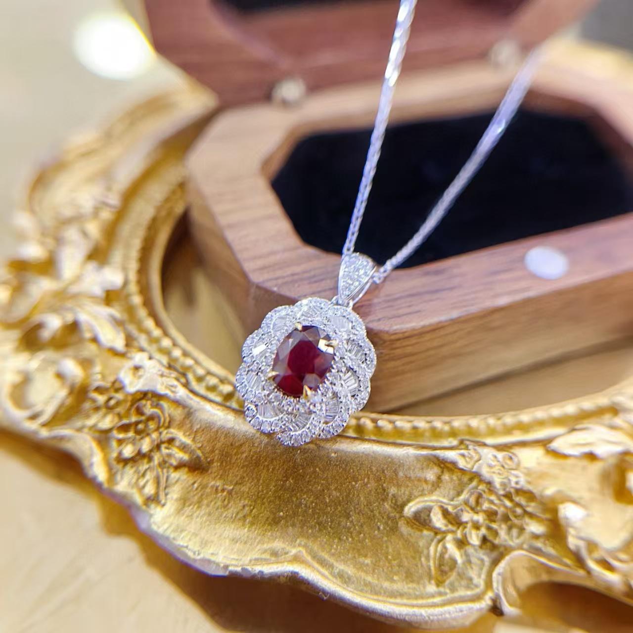 Taglio ovale Collana di rubini di sangue di piccione non riscaldati da 1,03 carati con aureola a baguette in vendita