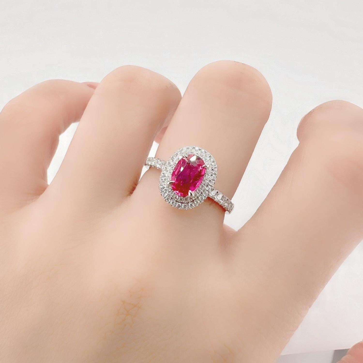 AIGS Certified 1.05 CT Unheated Ruby 18K White Gold Diamond Ring In New Condition For Sale In Kowloon, HK