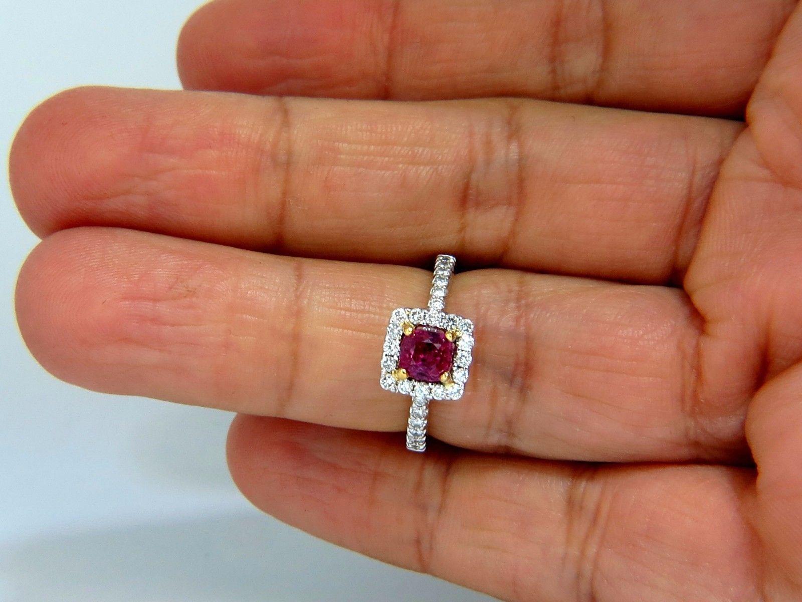 AIGS-zertifizierter 1,45 Karat natürlicher unerhitzter rosa roter Rubin-Diamantring 18kt unerhitzt (Kissenschliff) im Angebot