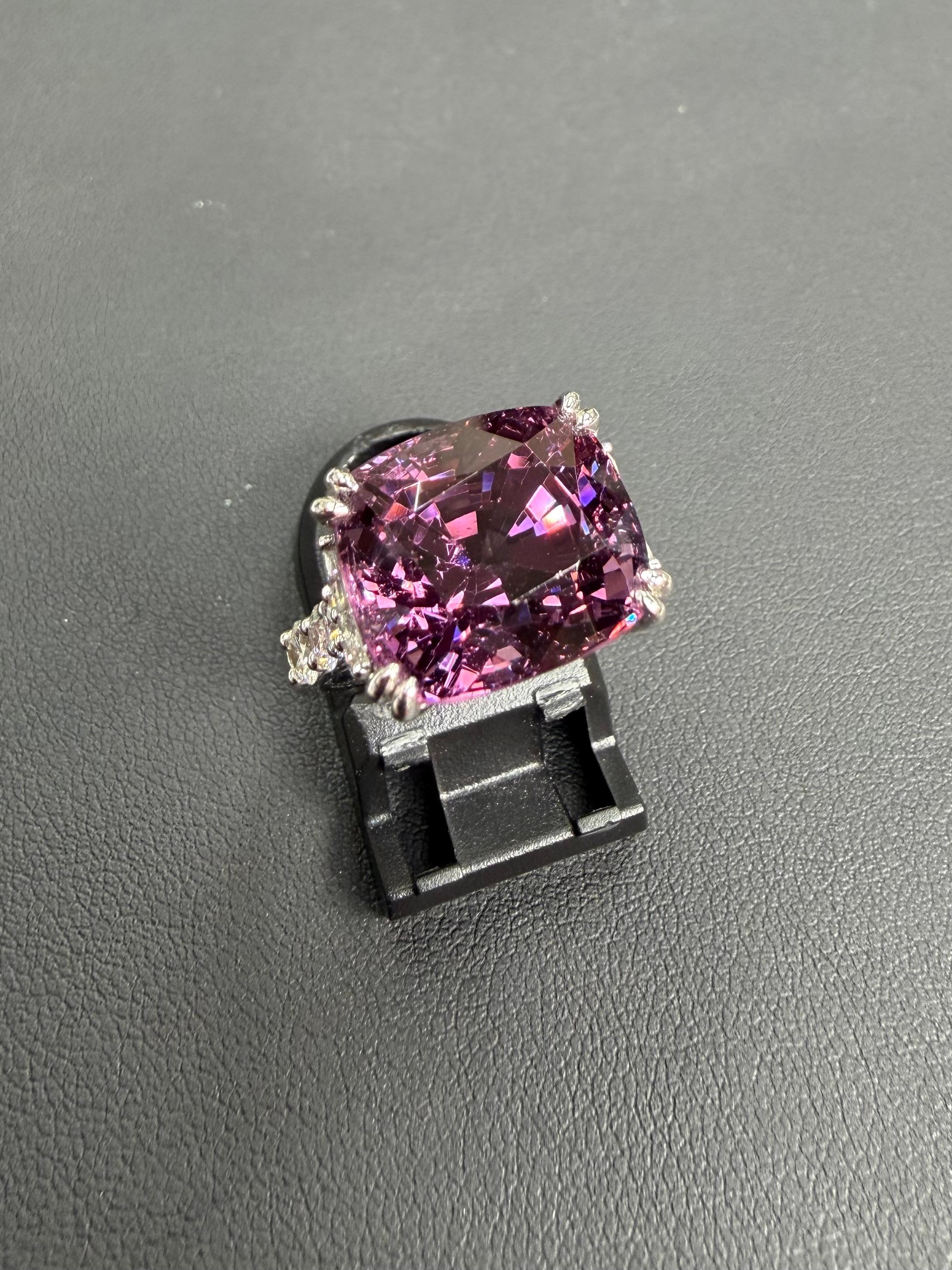 Anillo de cóctel con espinela natural y diamantes de 15,22 quilates con certificado AIGS, Birmania sin calor Contemporáneo en venta