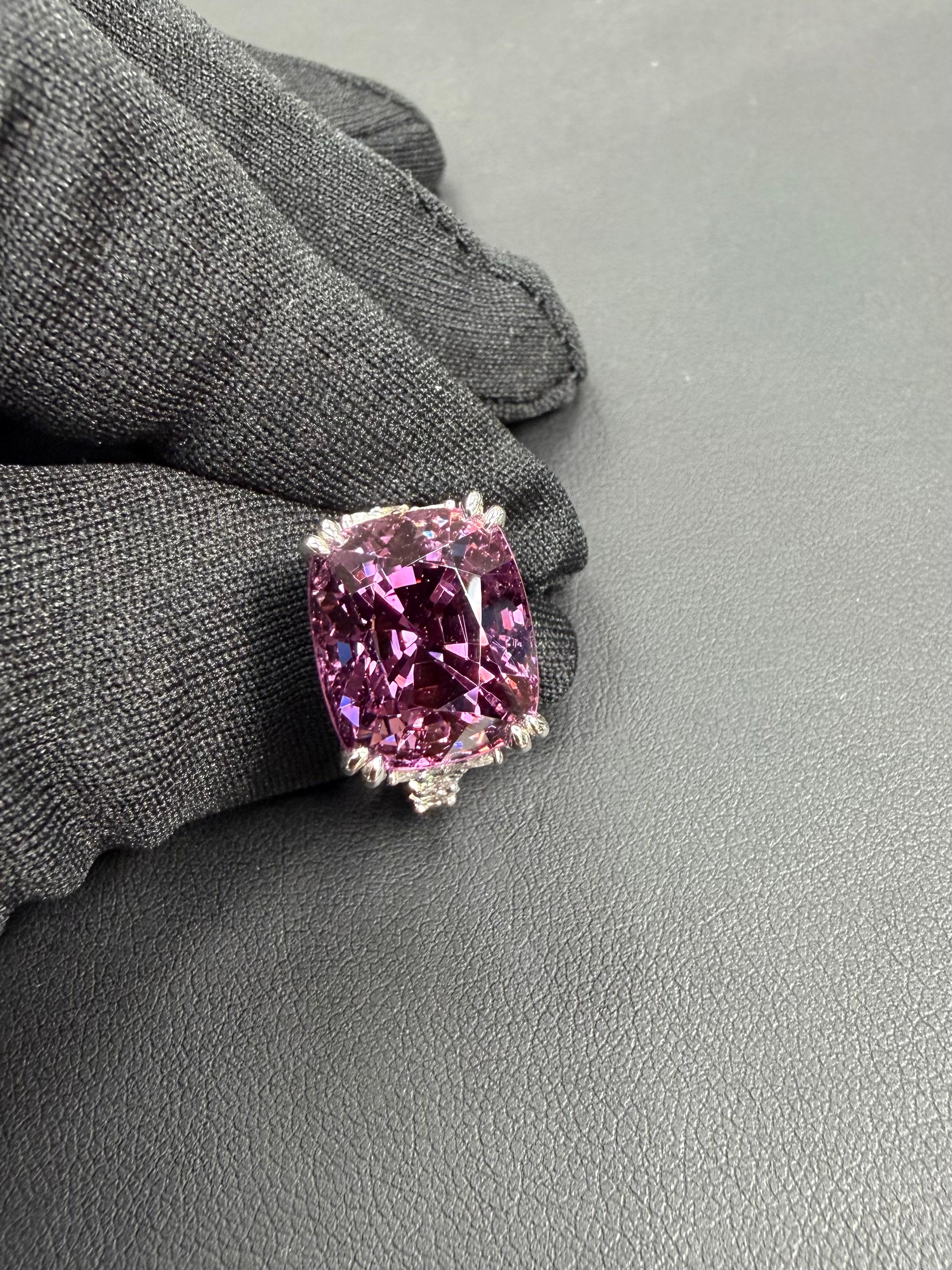 Anillo de cóctel con espinela natural y diamantes de 15,22 quilates con certificado AIGS, Birmania sin calor Corte cojín en venta