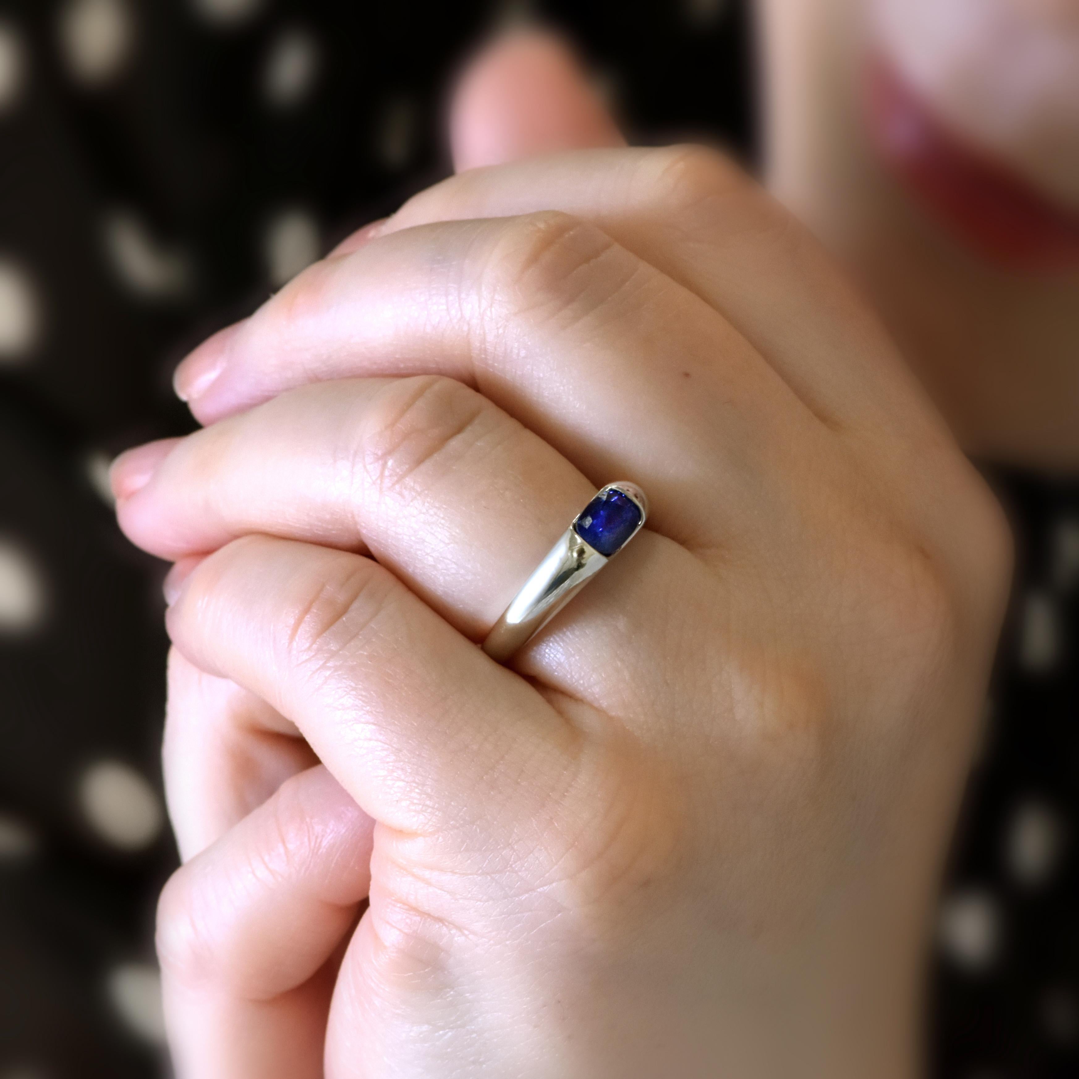 Anello con zaffiro blu reale certificato AIGS da 1,56 carati realizzato in platino in vendita 5