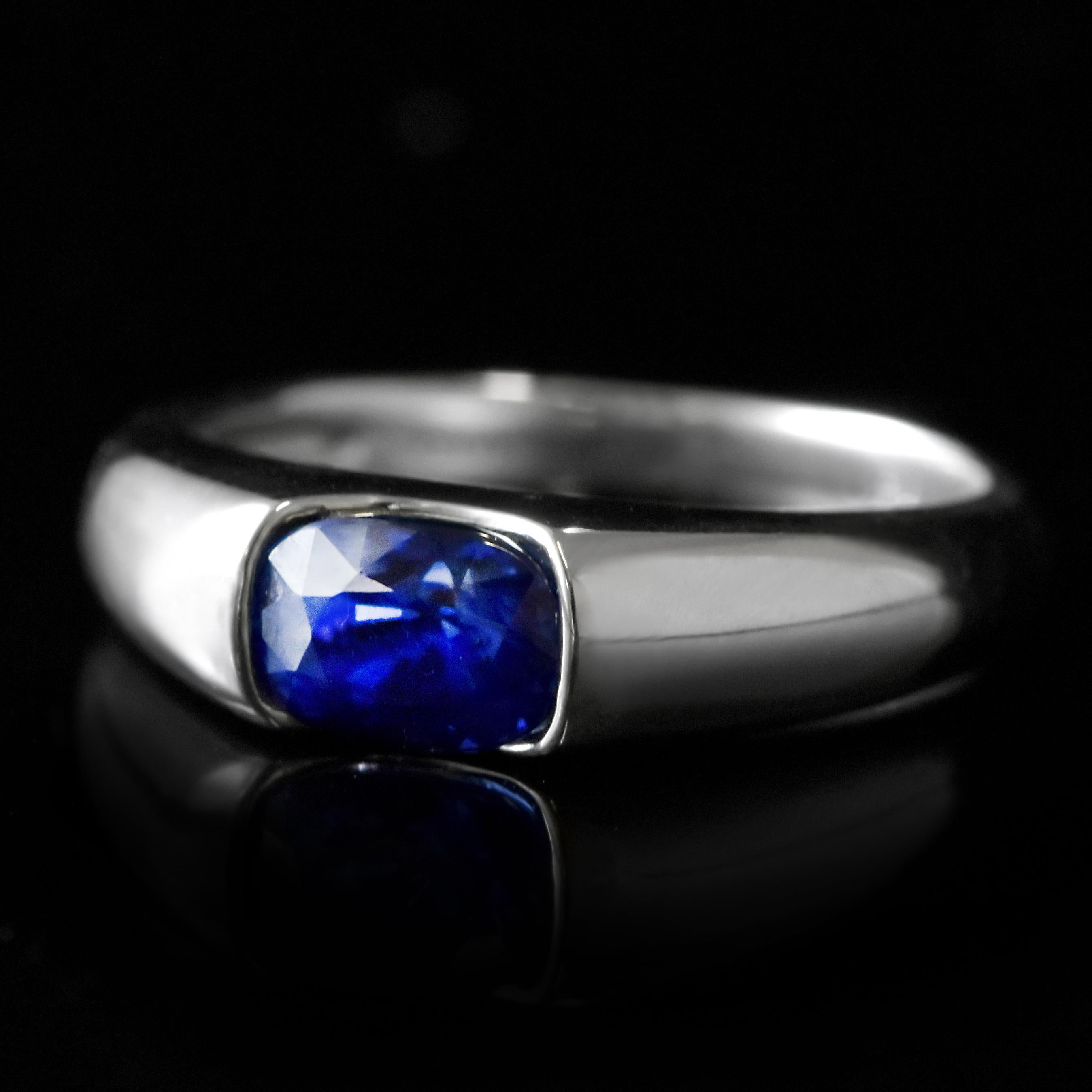 Anello con zaffiro blu reale certificato AIGS da 1,56 carati realizzato in platino in vendita 6