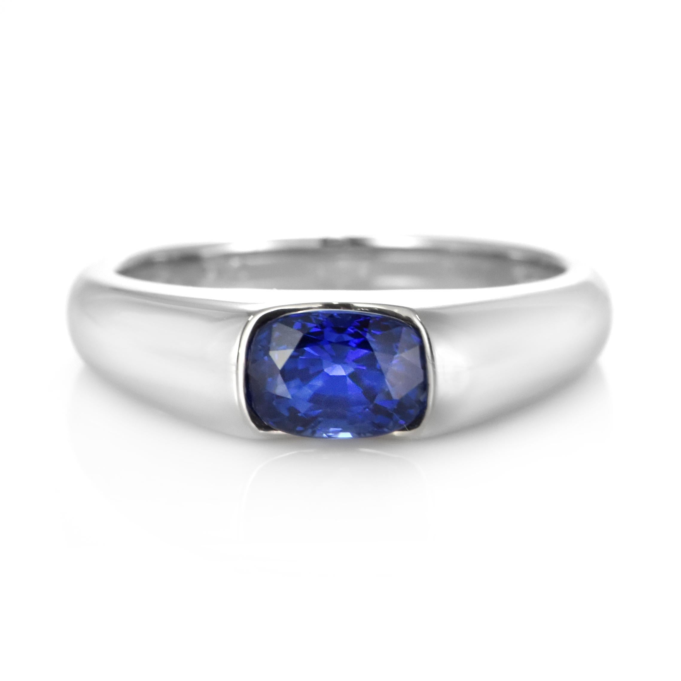Un bellissimo anello con uno zaffiro blu reale naturale certificato AIGS da 1,56 carati, realizzato in platino. Gli zaffiri hanno una durata straordinaria: eccellono per durezza, resistenza e durata, rendendoli molto popolari in gioielleria.