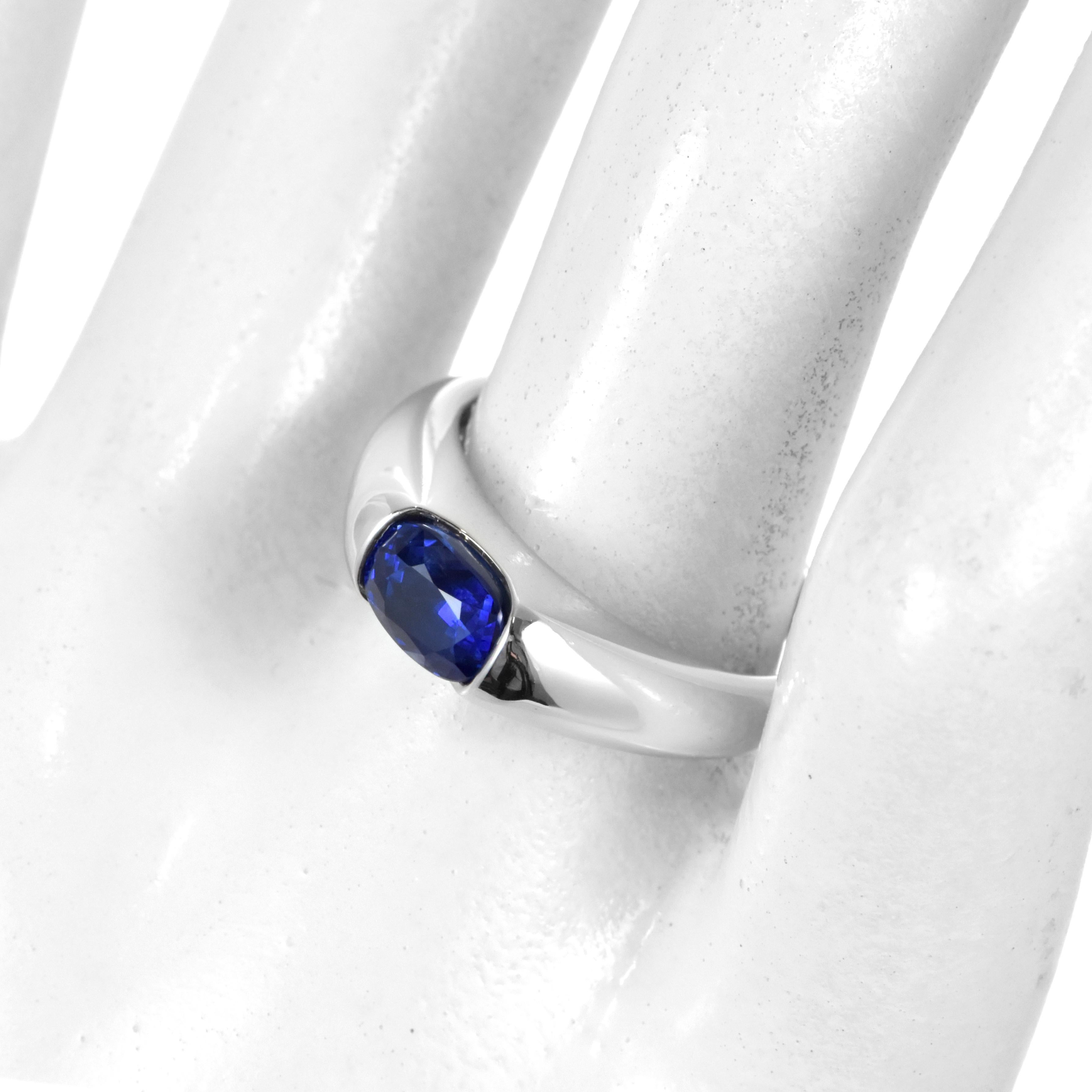 Moderno Anello con zaffiro blu reale certificato AIGS da 1,56 carati realizzato in platino in vendita