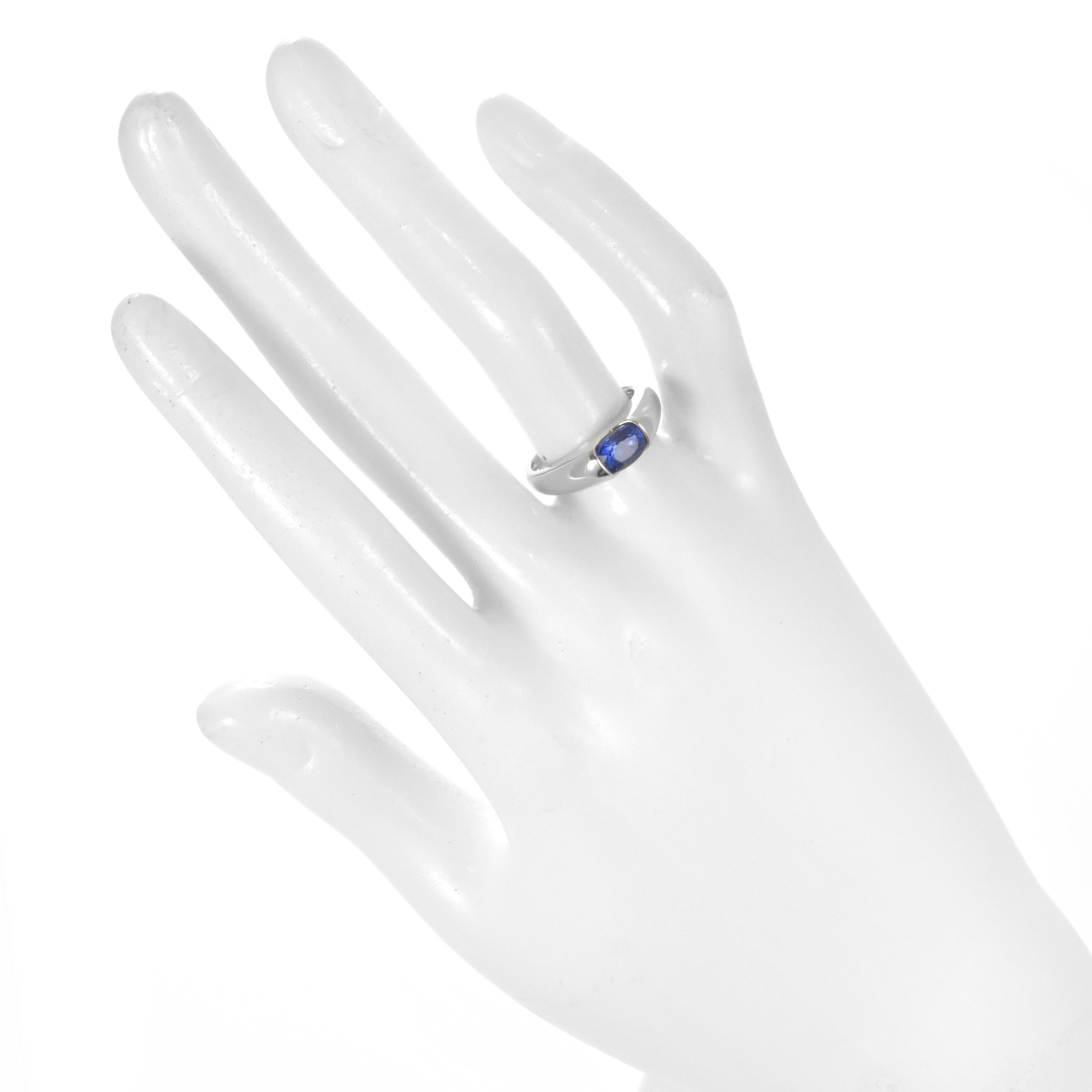 Taglio cuscino Anello con zaffiro blu reale certificato AIGS da 1,56 carati realizzato in platino in vendita