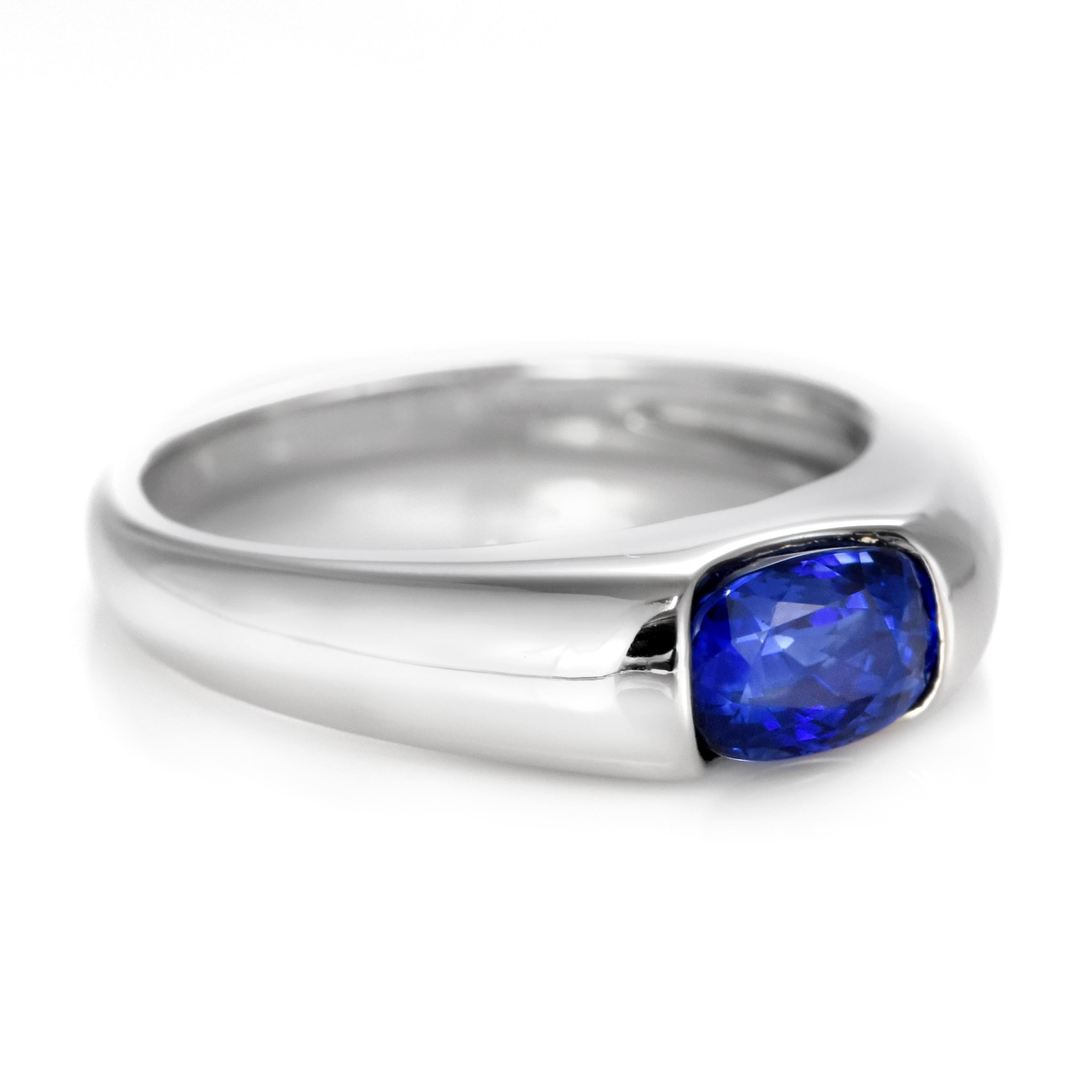 Anello con zaffiro blu reale certificato AIGS da 1,56 carati realizzato in platino in vendita 3