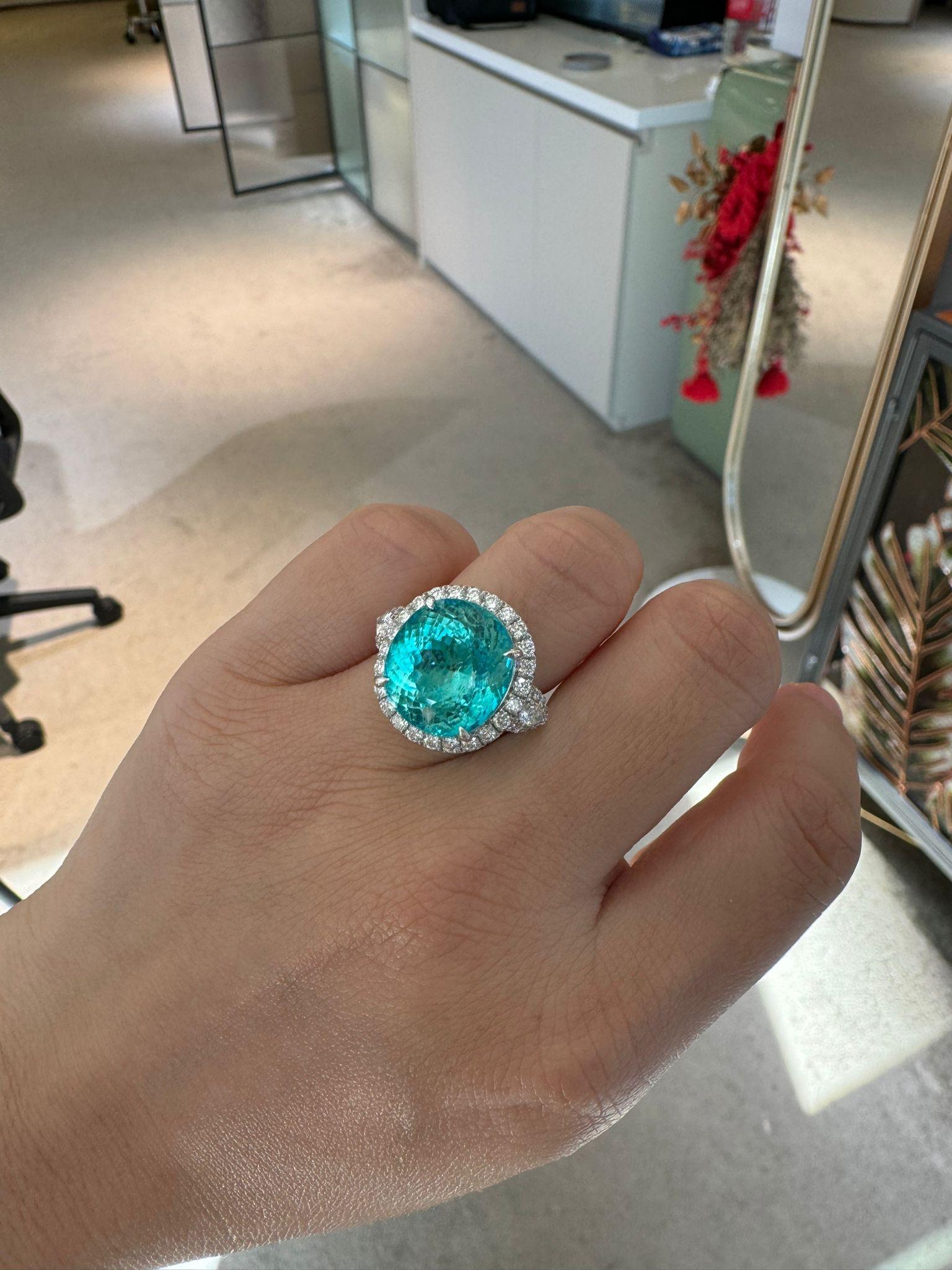 Donna Anello da cocktail con tormalina Paraiba certificata CGRL da 15,70 carati in vendita