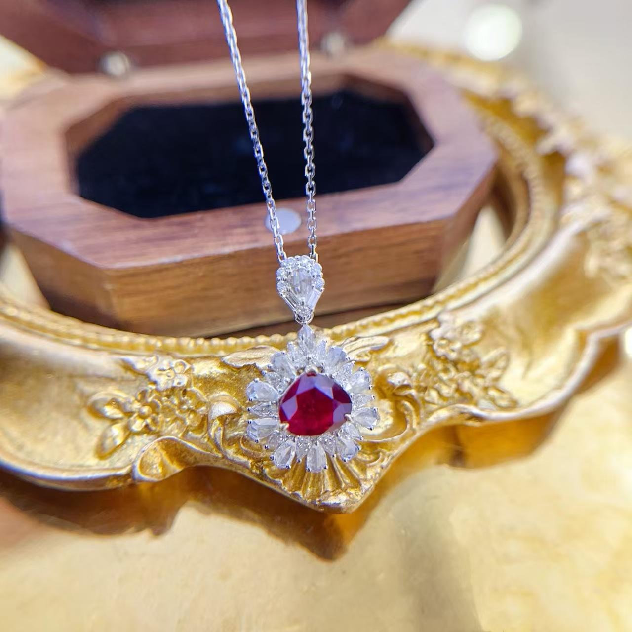 Oval Cut Certified 1.03 Carat Unheated Pigeon Blood Vivid Ruby Necklace Diamond Halo For Sale