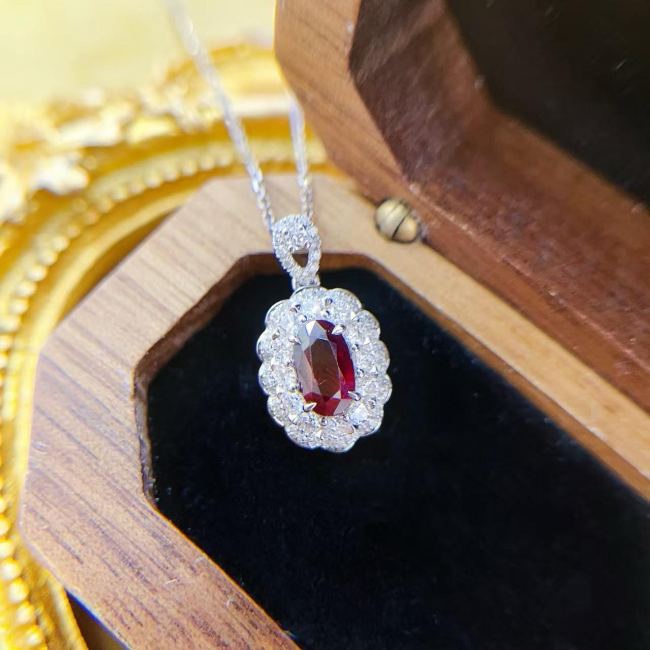 Moderno Collana di rubini non riscaldati di sangue di piccione certificati AIGS con alone di diamanti in vendita