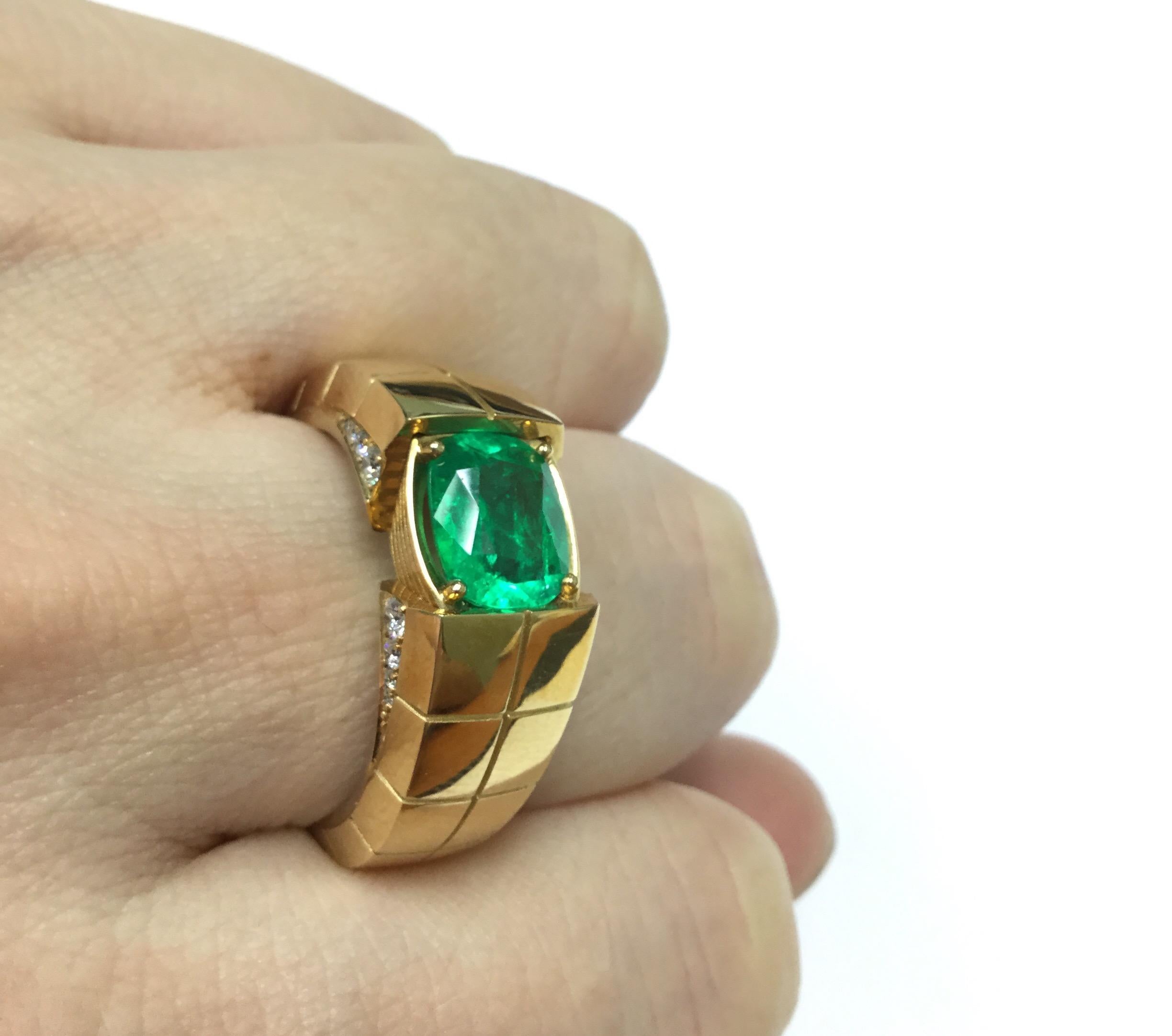 AIGS-zertifizierter 1,95 Karat Smaragd im Kissenschliff 18 Karat Gelbgold männlicher Ring (Zeitgenössisch) im Angebot