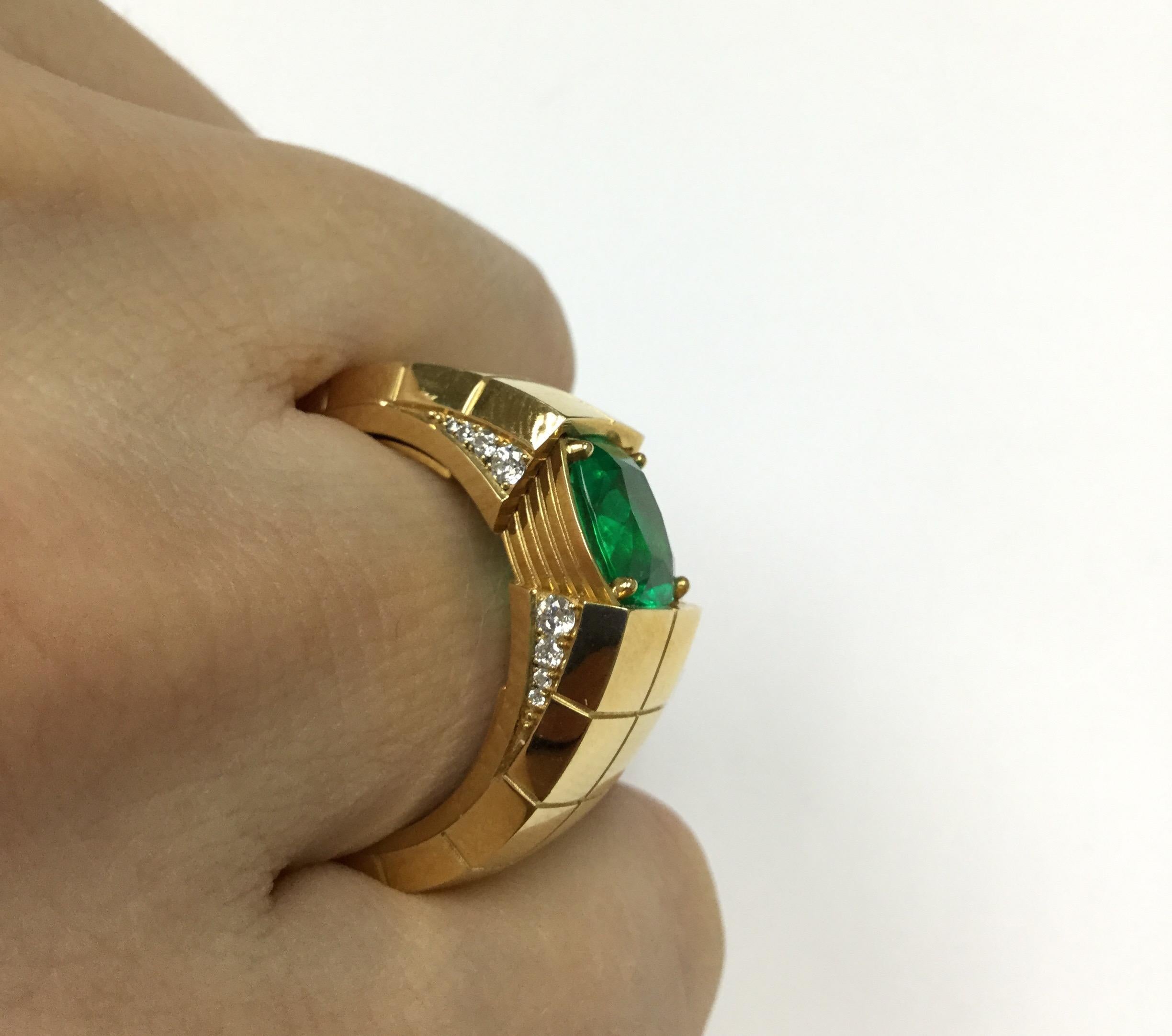 AIGS-zertifizierter 1,95 Karat Smaragd im Kissenschliff 18 Karat Gelbgold männlicher Ring im Zustand „Neu“ im Angebot in Bangkok, TH